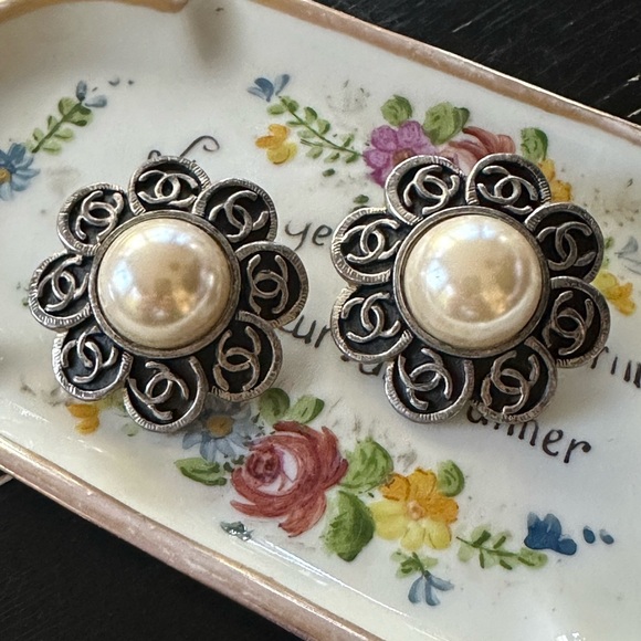 Vintage CHANEL Pearl Flower Earrings Silver Tone Made in France - Picture 6 of 8